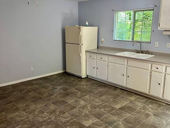 4th image of 14843 Devonshire St