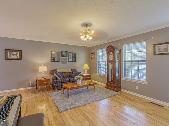 3rd image of 171 Lynn Trl