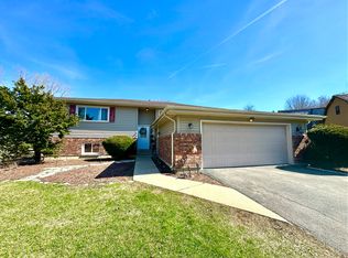 5N087 Mary Ct, St Charles, IL 60175