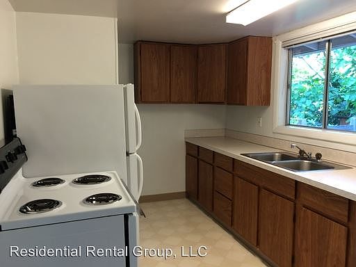 2nd image of 555 NE Jackson St APT A