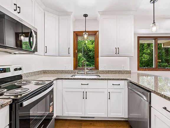 3rd image of 1086 Carlton Dr
