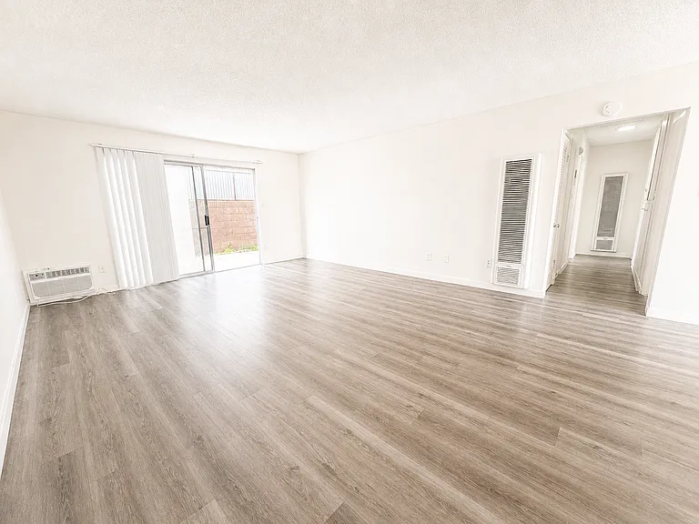 Lynrose Manor Apartments — Photo 43
