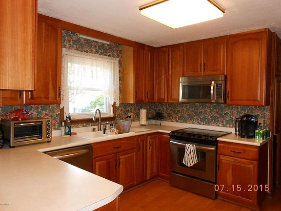 4th image of 1827 N Cambridge Dr