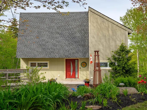 183 Lakewood Dr, Halifax, NS B3T 1S6