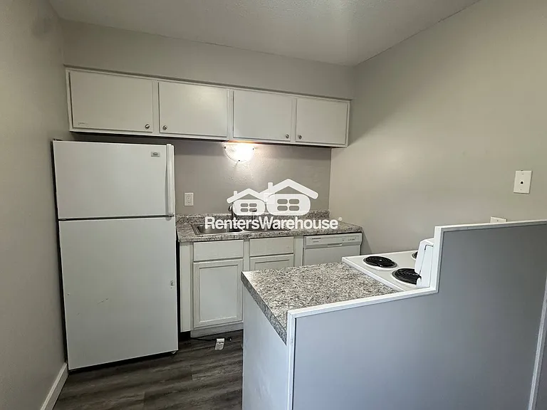 114 NW College Ave #4 — Photo 7