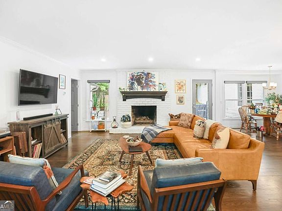 2nd image of 285 Pinewood Cir