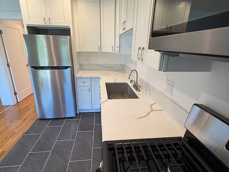 LARGE QUARTZ COUNTERTOPS WITH MARBLE STYLE DESIGN