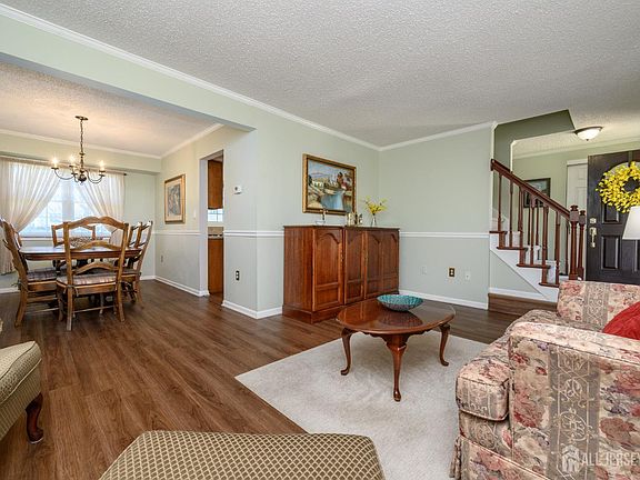 5th image of 109 Concord Cir
