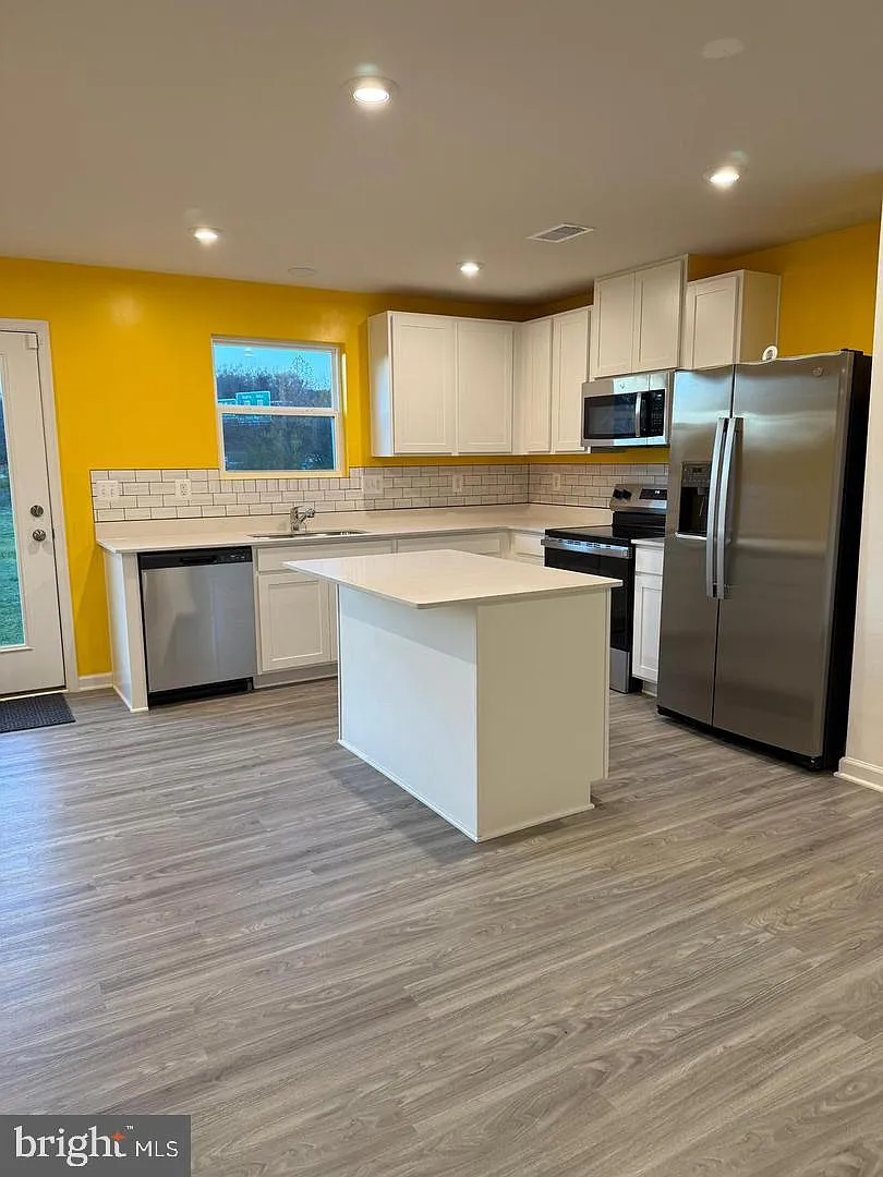 3 bed, 2.5 bath, 1470 sqft, $2,200 — Photo 2
