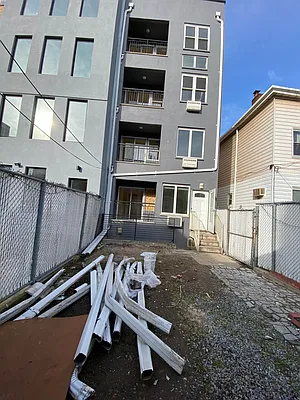 Rented by Hudson Exclusive Inc | media 52