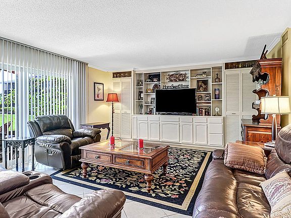 5th image of 361 Palm Dr APT 1