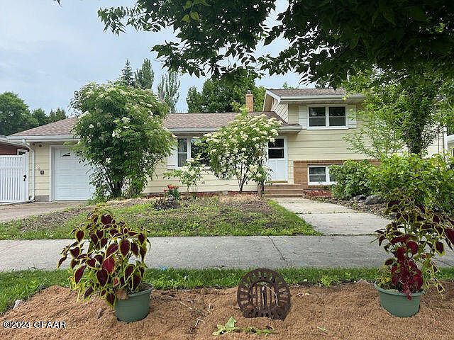 1st image of 518 27th Ave S