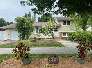 518 27th Ave S, Grand Forks, ND 58201