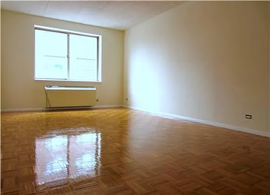 Rented by Siderow Residential Group | media 16