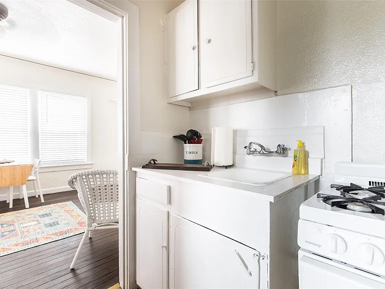 324 W Canty St #3 — Photo 8