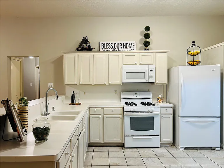 1404 Helmsley Dr — Photo 11
