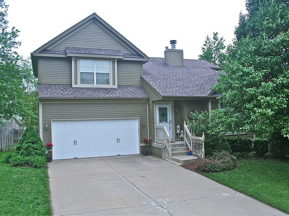 Welcoming front yard, in blo