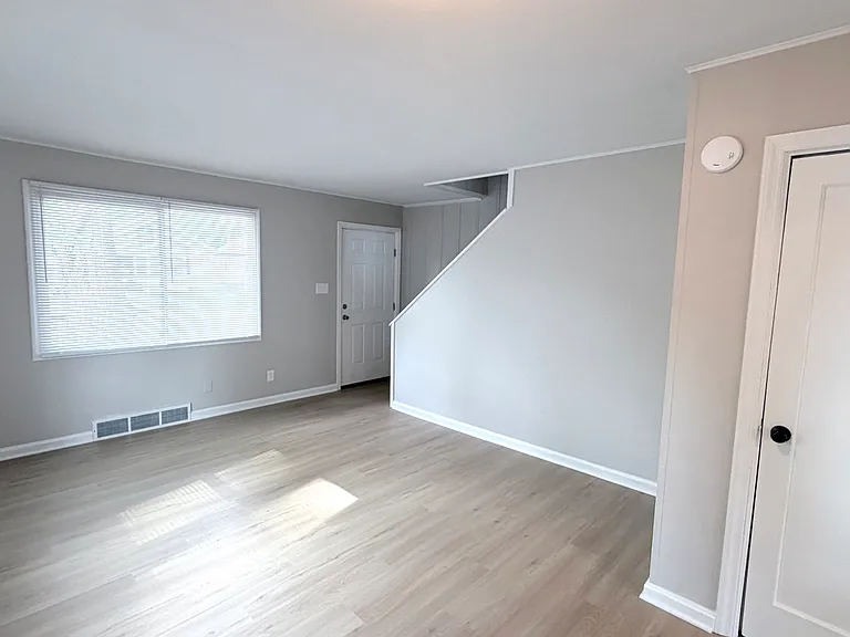 1025 Covert Ave — Photo 2