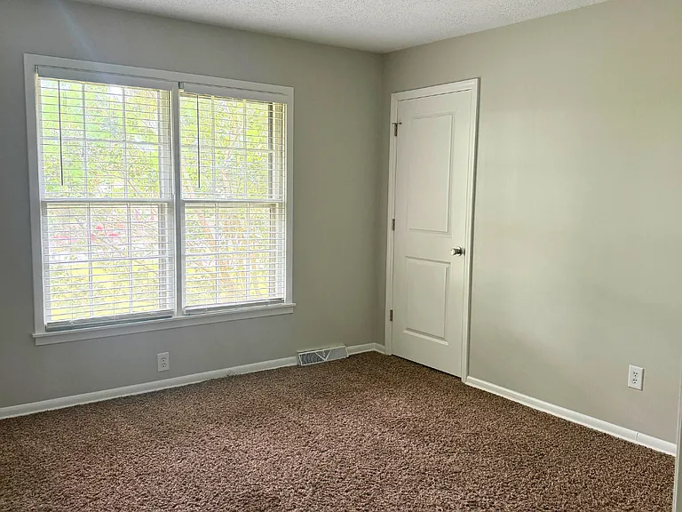 2370 Roberts Ln — Photo 10