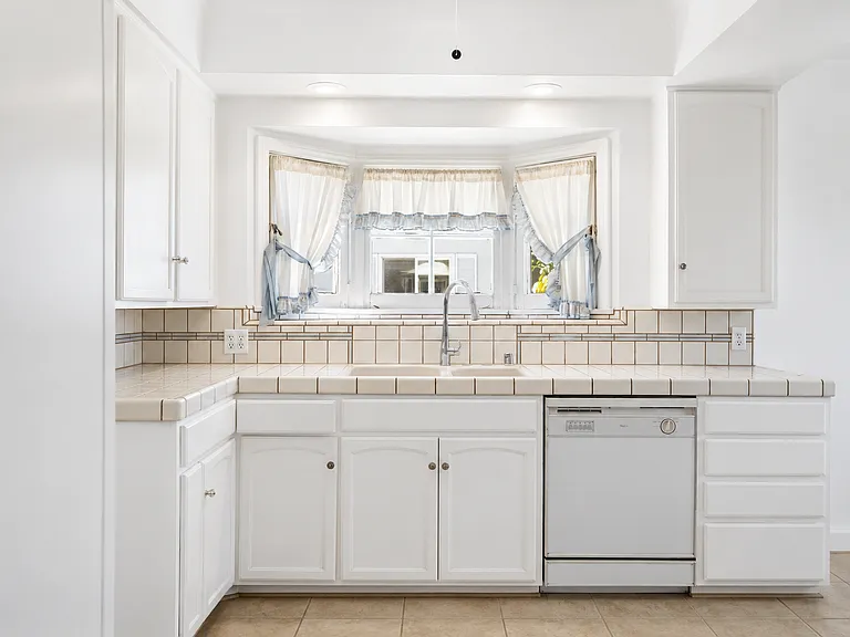 4434 Tyrone Ave — Photo 3
