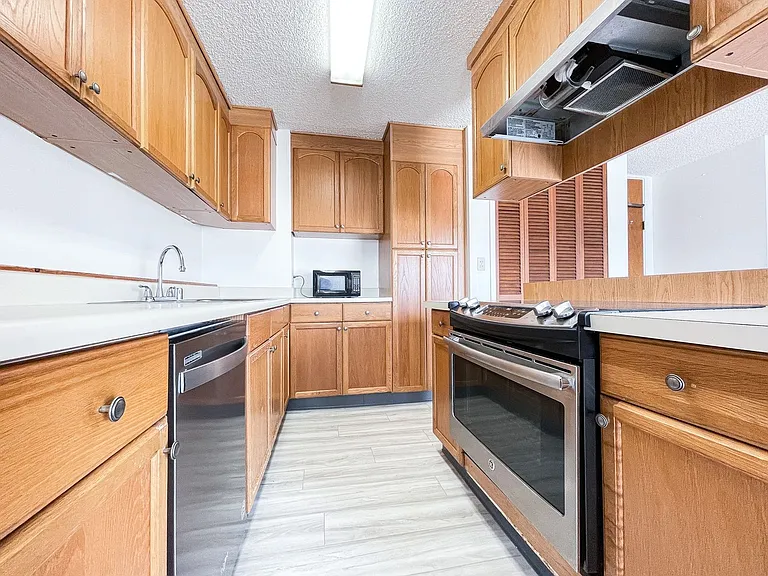 818 S King St #1403 — Photo 2