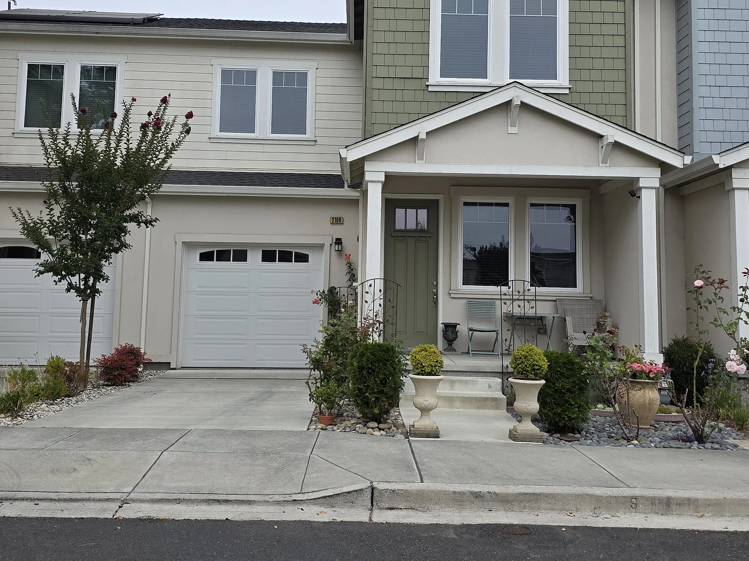 3 bed, 2.5 bath, 1273 sqft, $4,000 — Photo 2