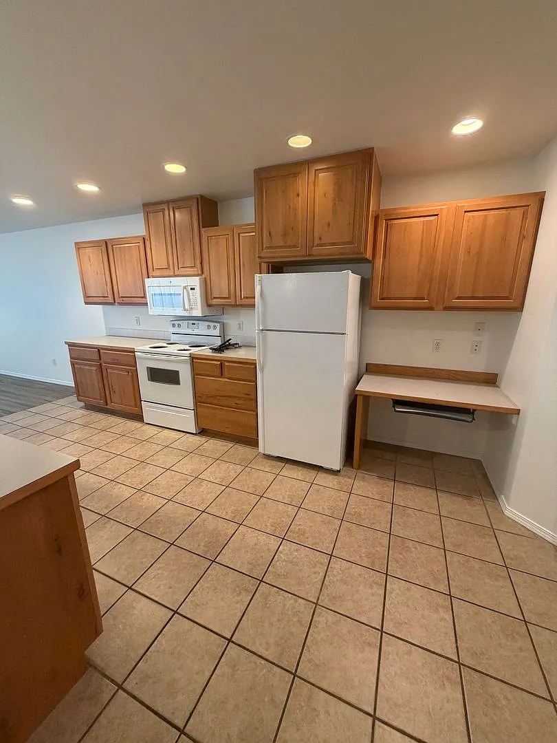 Large Duplex, Pelican Pointe Area — Photo 2