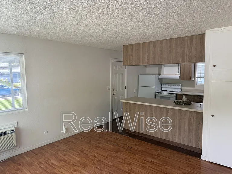 716 SE 9th St — Photo 6