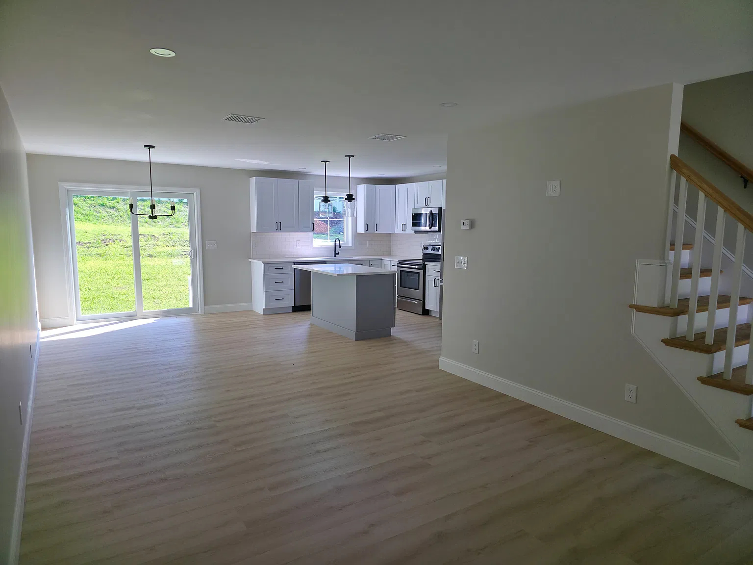3 bed, 2.5 bath, 1600 sqft, $3,700 — Photo 4