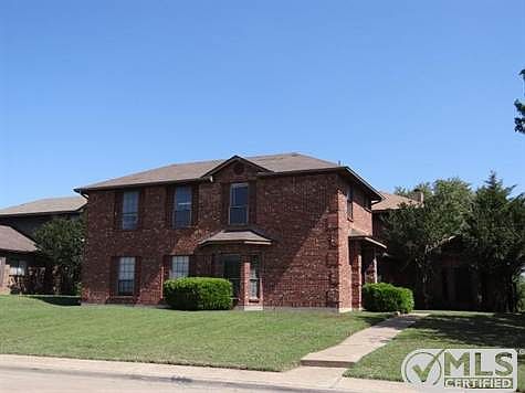 4th image of 631 Crescent Dr