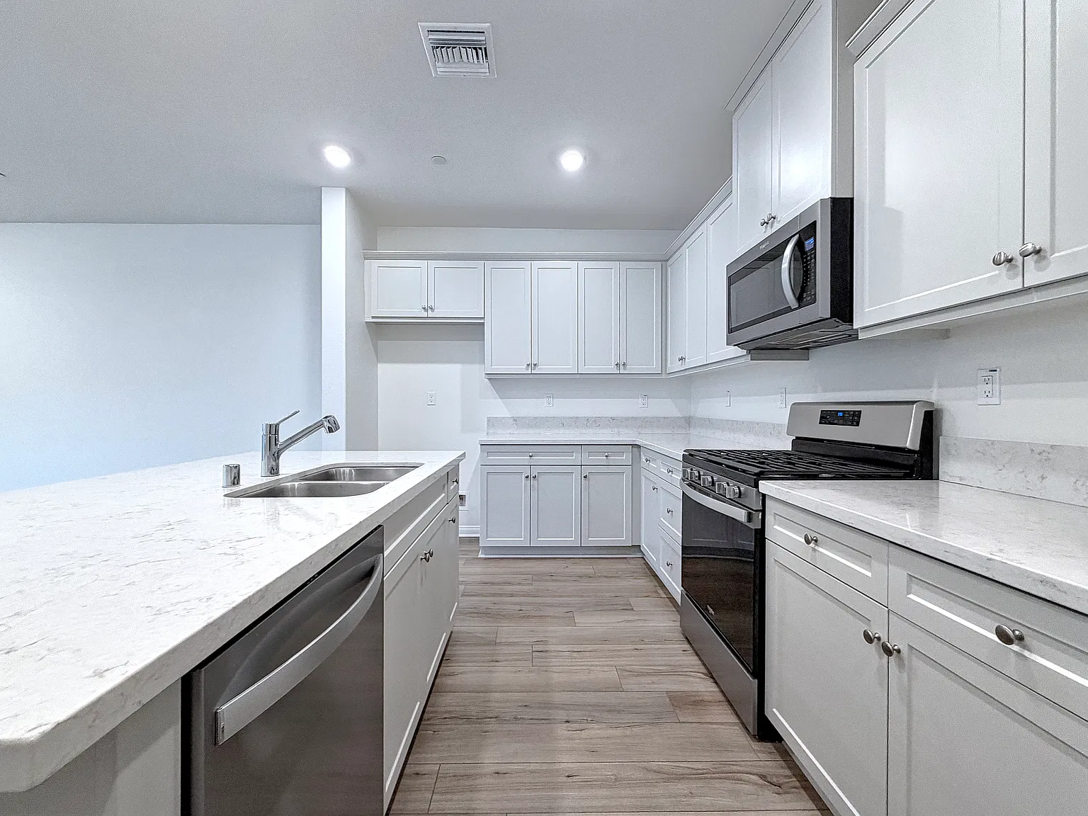 3 bed, 2111 sqft, $3,300 — Photo 3