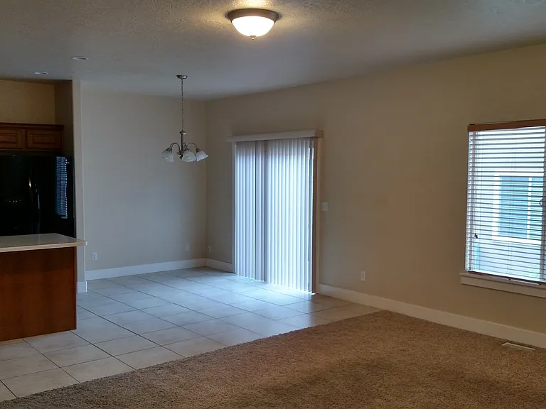 2557 N Garden Dr — Photo 6