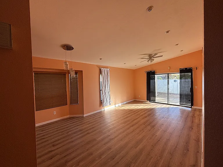 413 W Beverly Ln — Photo 24