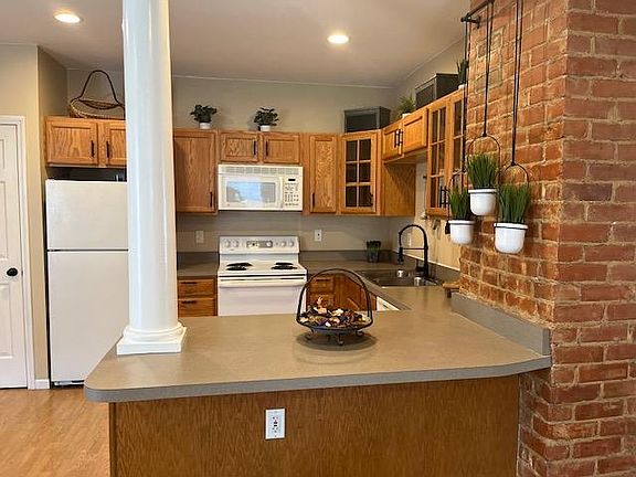 3rd image of 141 S Grand Ave #1