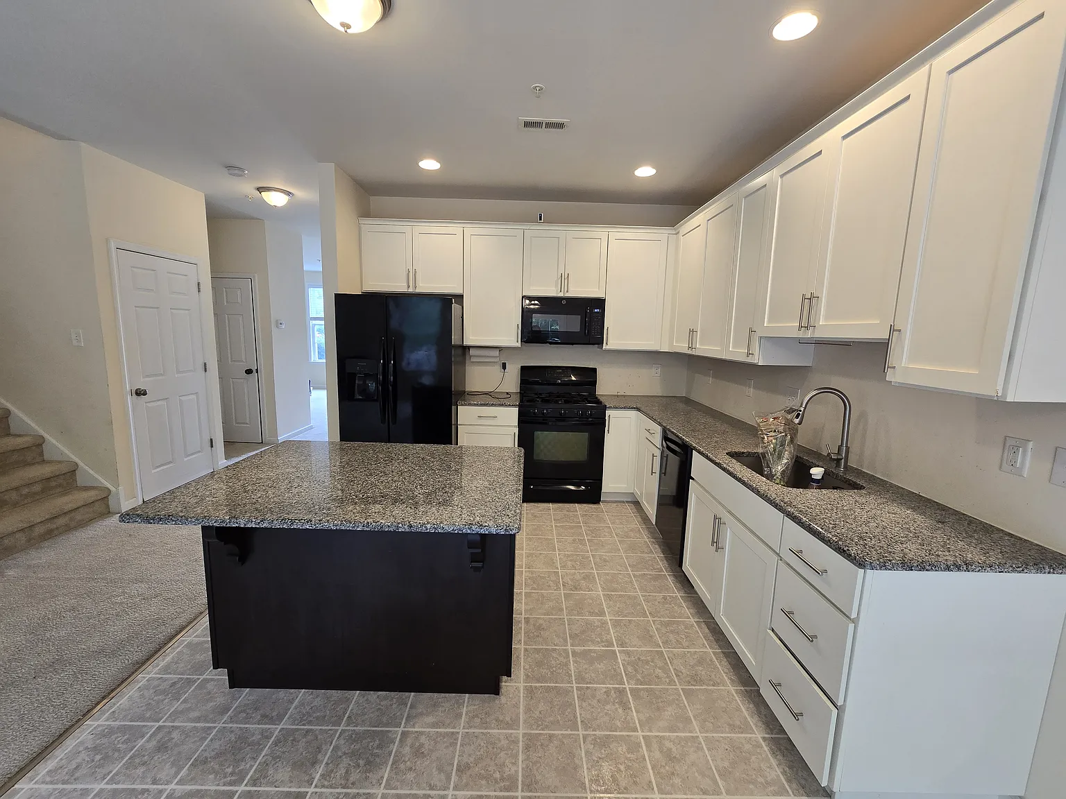 3 bed, 2.5 bath, 1984 sqft, $3,000 — Photo 4