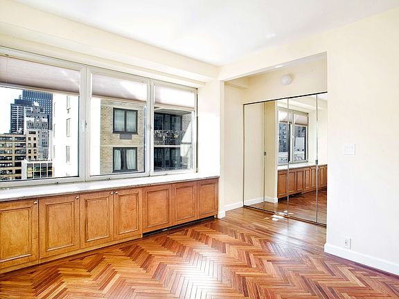4th image of 216-218 E 47th St #22B