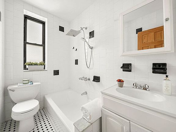 4th image of 325 Marine Ave #D1o