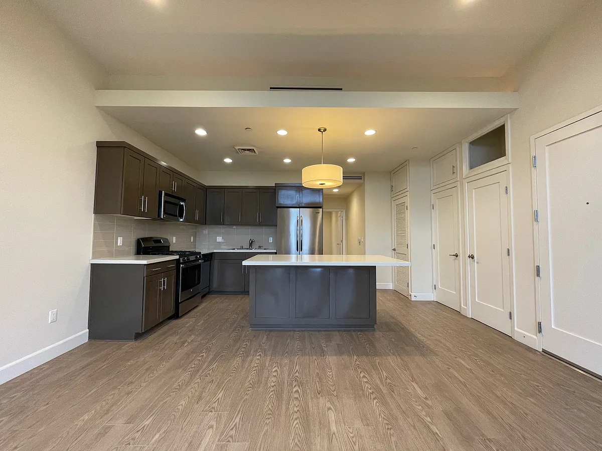 Building Photo - 2020 Dracena Dr #8