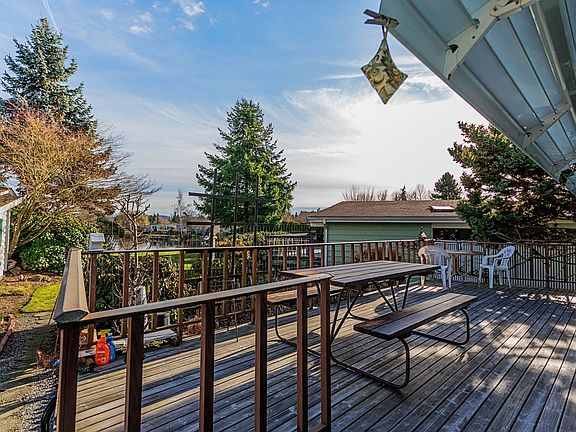 Back deck w/Mt Rainier view