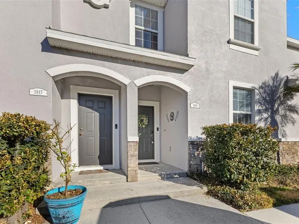 1919 Greenwood Valley Dr, Plant City, FL 33563