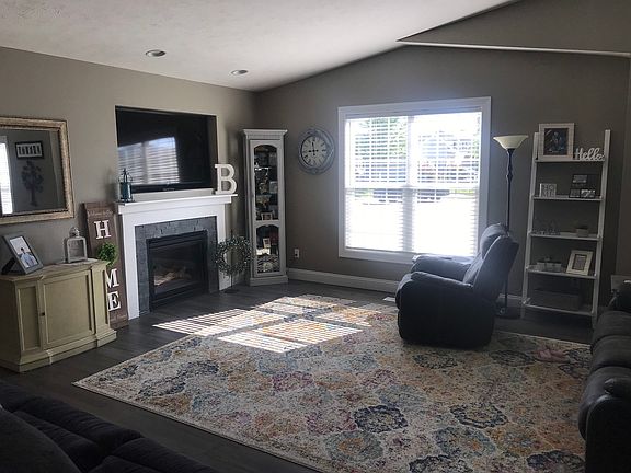 4th image of 405 Eagle Ct