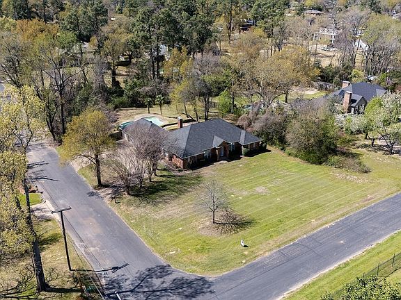 4th image of 2303 Highland Park Cir