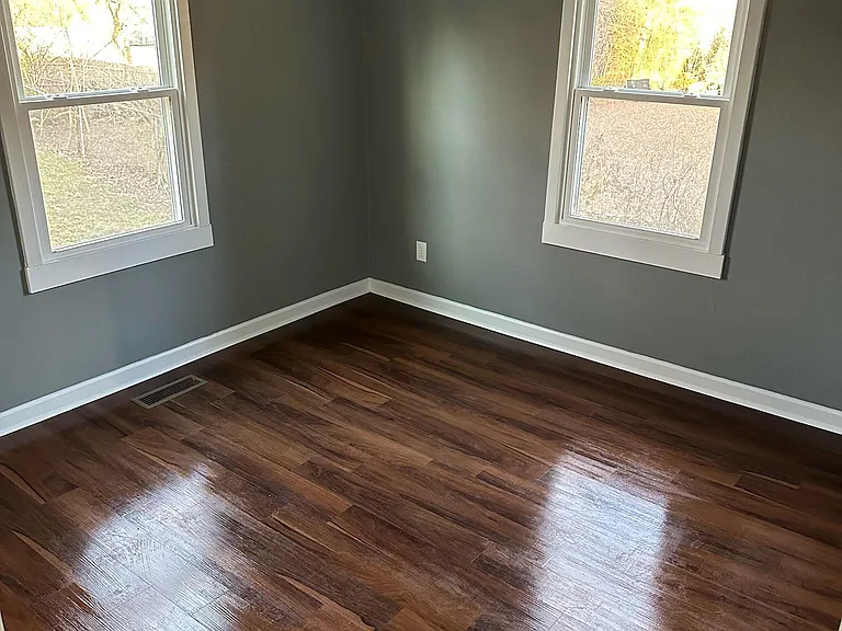 2315 Lloyd Ave — Photo 5