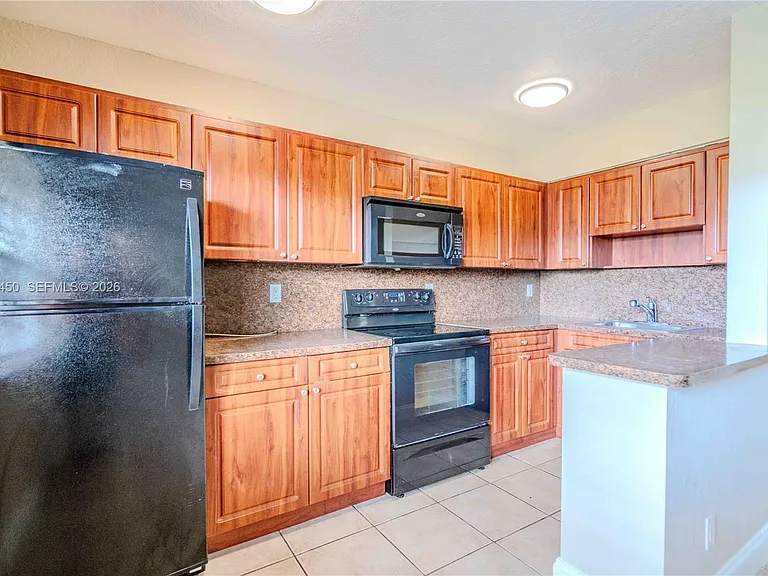 715 NE 6th St #3 — Photo 7
