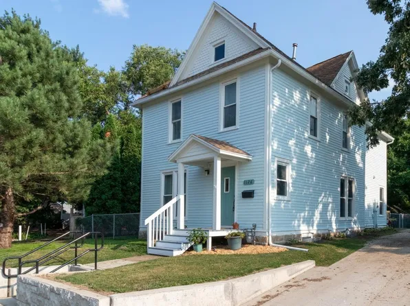 1126 W 1st St, Cedar Falls, IA 50613
