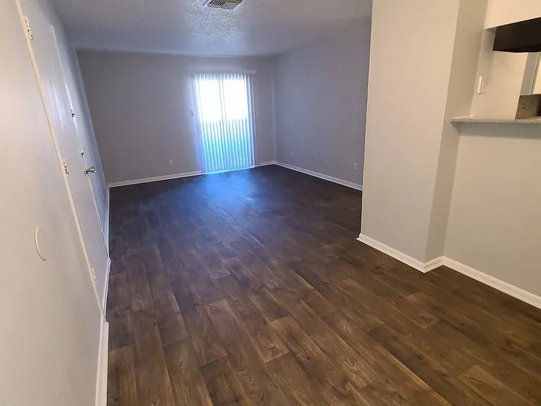 West Wind Apartments — Photo 15