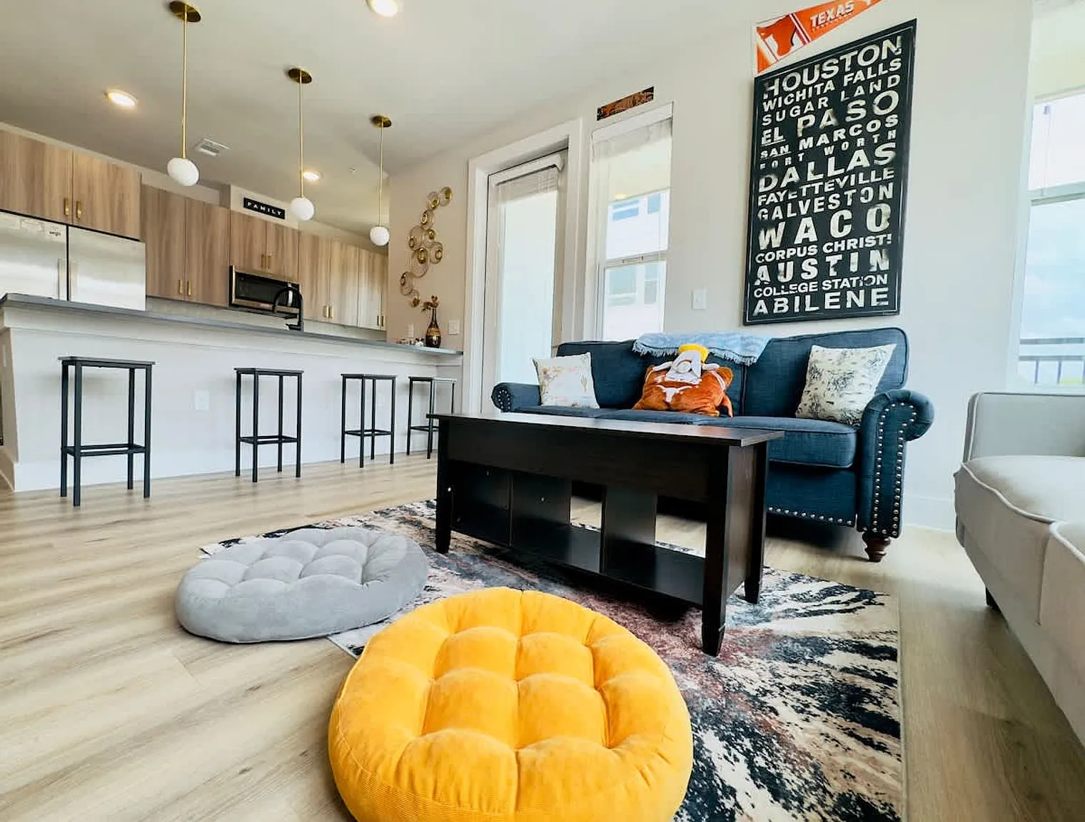 2 bed, 2.0 bath, 893 sqft, $3,353 — Photo 2