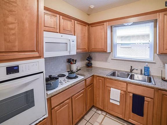 4th image of 3216 Hardy Dr