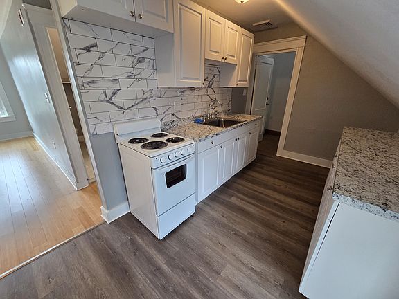 Kitchen facing the entrace door