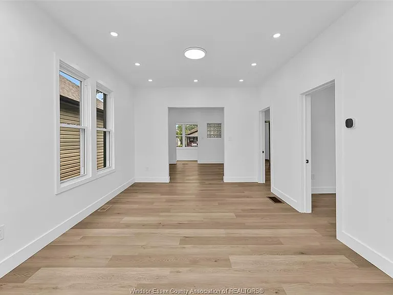 497 McKay Ave — Photo 9